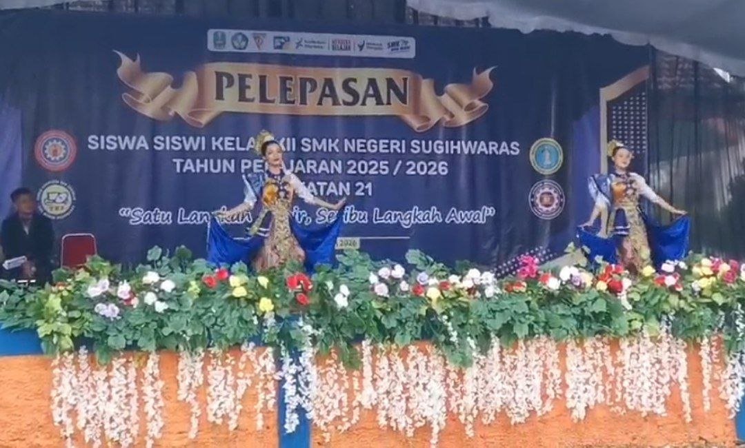 Tampilan tarian tradisional di acara pelepasan siswa SMKN Sugihwaras